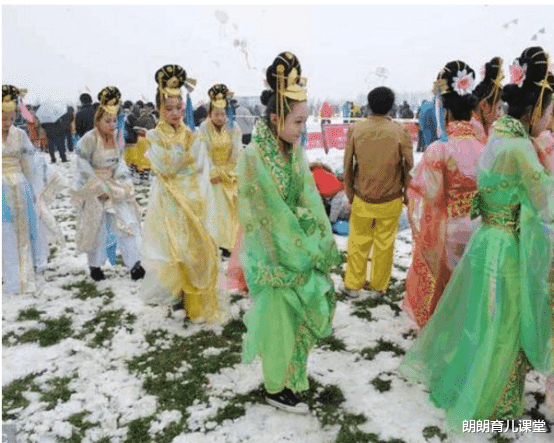 横店|横店“校花”泛滥成灾，诸多孩子不上学等戏拍，网友：想红想疯了