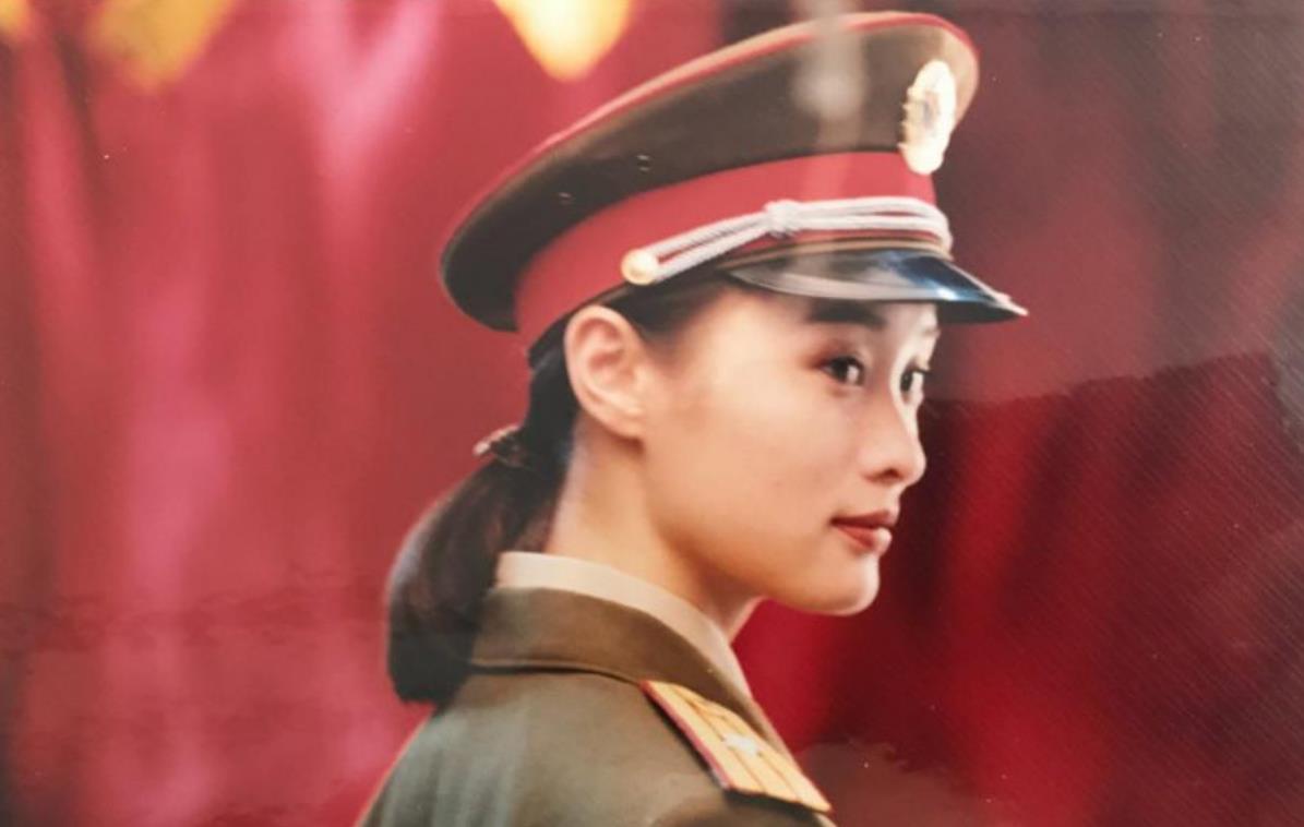 迪丽热巴|40位女明星军装照：赵丽颖金晨英气逼人，热巴娇俏，景甜青春可人