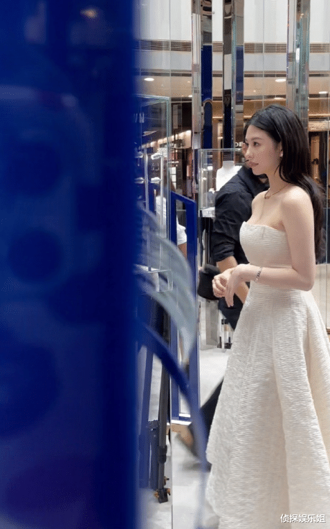 沈月|邱淑贞大女儿参加活动，身穿白裙好身材尽显，美貌气质不输妈妈