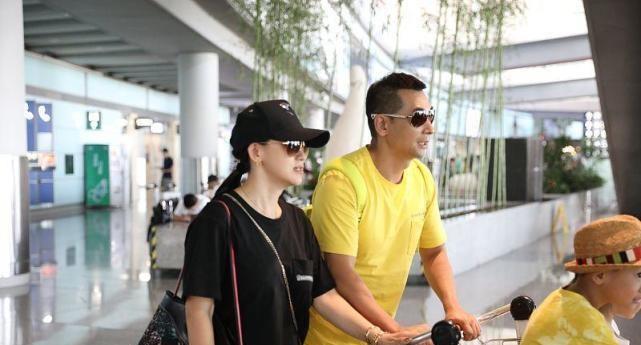 可馨育娃|赵文卓一家子感情挺好,夫妻俩同穿T恤,但张丹露穿得更帅气