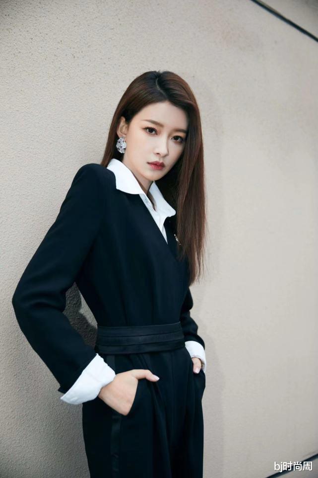 穿衣搭配|孙怡穿了一身黑色look,简约帅气,很有职场女王风范
