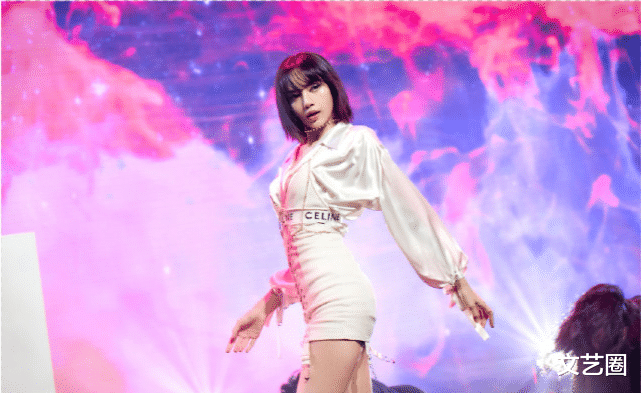 lisa|Lisa换斜刘海造型脱离韩式滤镜后颜值大跌，皮肤暗沉一脸疲态黑眼圈明显