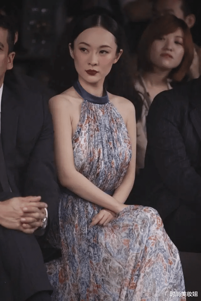 熊黛林|熊黛林真的很“敢穿”，挂脖连衣裙领口开到腰，气质惊艳太迷人