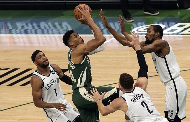 字母哥|31投33分字母哥赢球仍尴尬！末节7中2+吃大帽：决胜时刻成看客