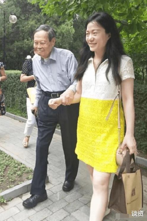 杨振宁|99岁杨振宁拄拐现身气色好，44岁娇妻清纯可人，亲密依偎太甜蜜