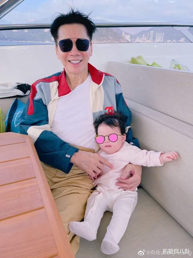 郭碧婷|向太曝光了郭碧婷女儿的正脸，自然卷儿加琥珀色眼睛，是个洋娃娃