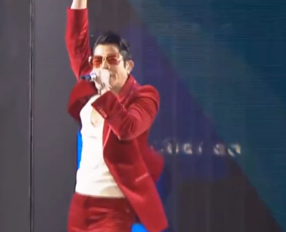 周慧敏|54岁周慧敏穿超短裙表演！被冻到唱歌接不上气，一双长腿又细又白