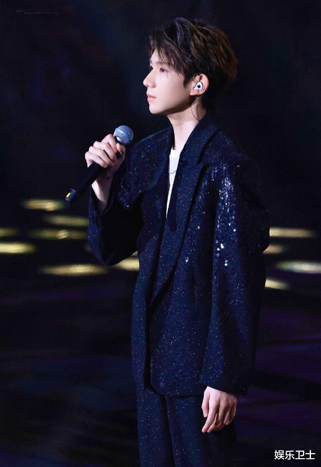 王源|中秋晚会王源台下分月饼，给了范丞丞和林允，却忘记分给关晓彤表情愣住