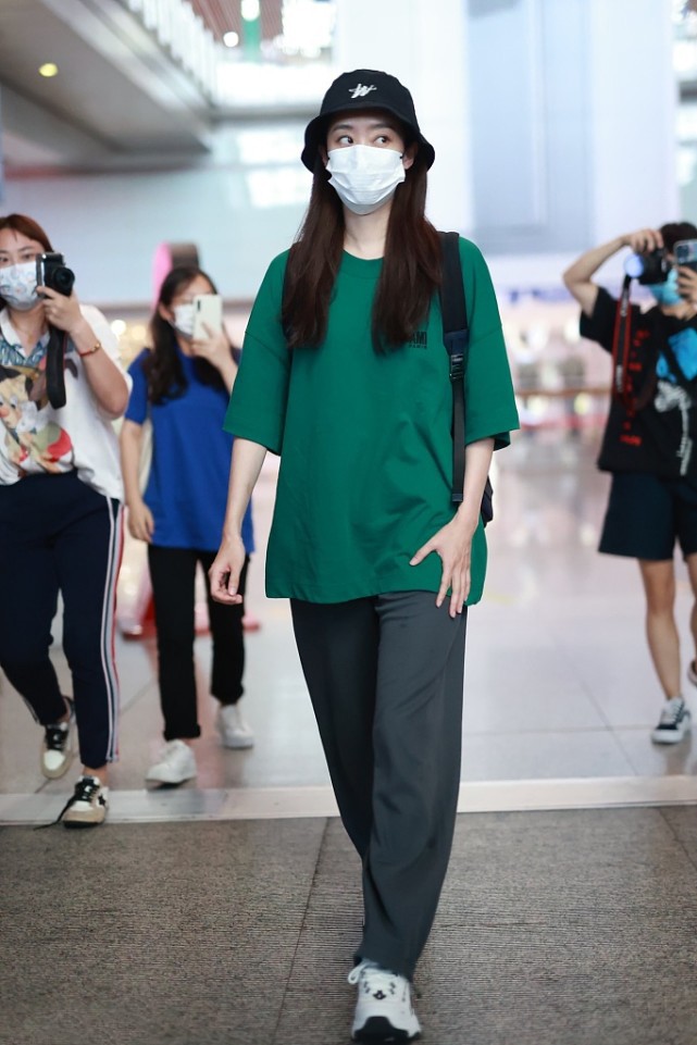 大表姐的时尚圈|35岁张小斐走红后更敢穿了，造型个性时髦又多变，看着都很自信