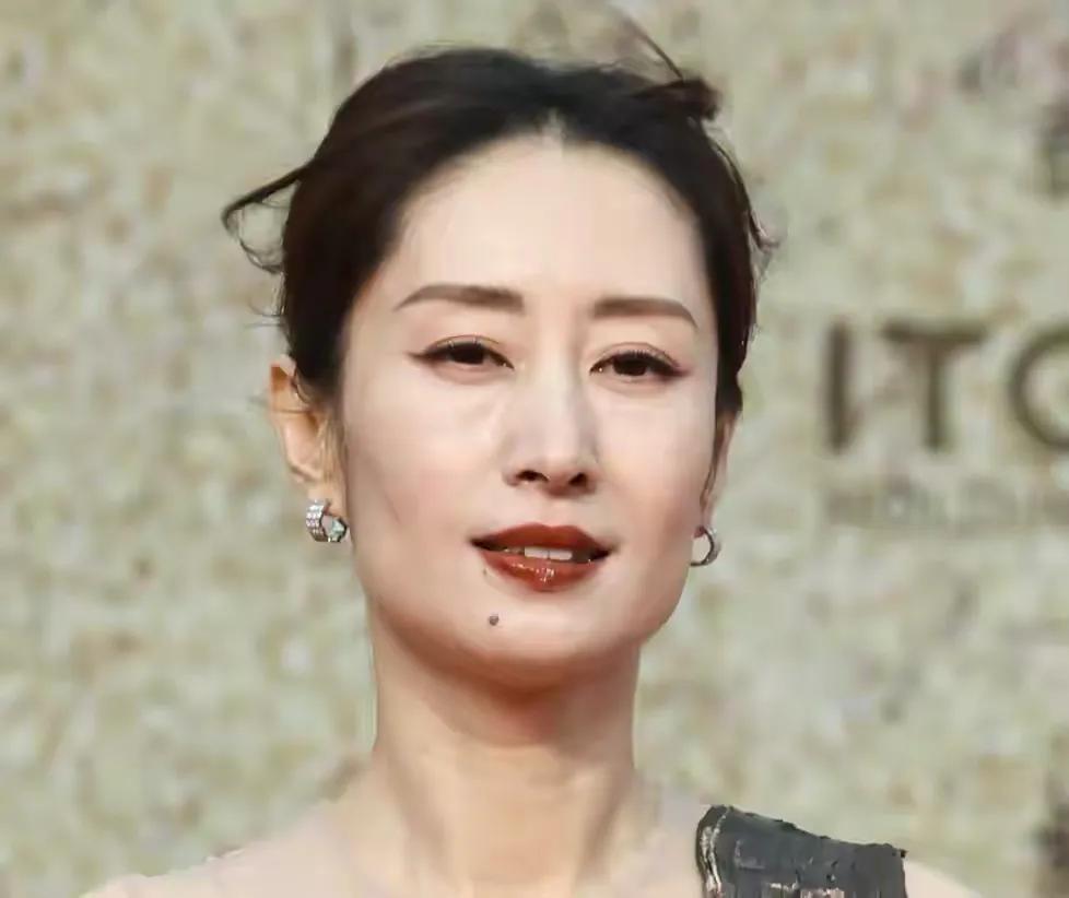 楚乔传|张艺谋携长女走红毯！张末目测1米6，穿黑裙端庄大方太为父亲张脸