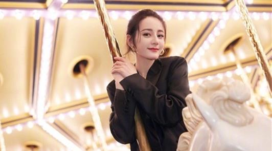 方脸妹说时尚|迪丽热巴游迪士尼,穿“儿童背心”腰细似塔尖,玩泡泡变在逃公主