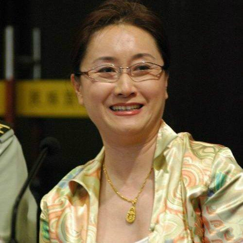 洪金宝|弃原配娶混血娇妻，玩高头大马，洪金宝背后鲜为人知的一面