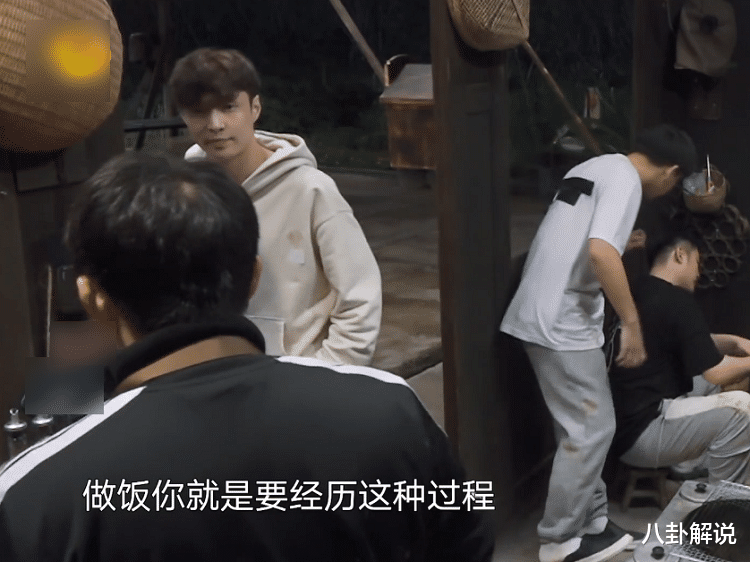 张艺兴|张艺兴把师父的菜毁了，看到黄磊的态度，有没有责怪一目了然