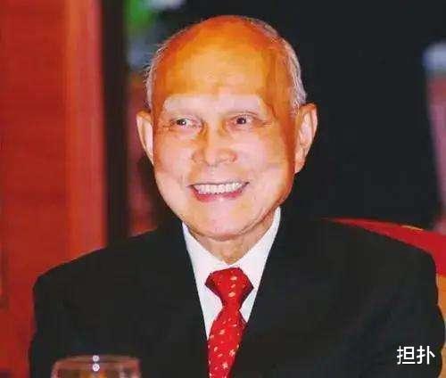 霍启刚|本可成为中国首富，却主动放弃3万亩地皮，一家人住在小破楼里面