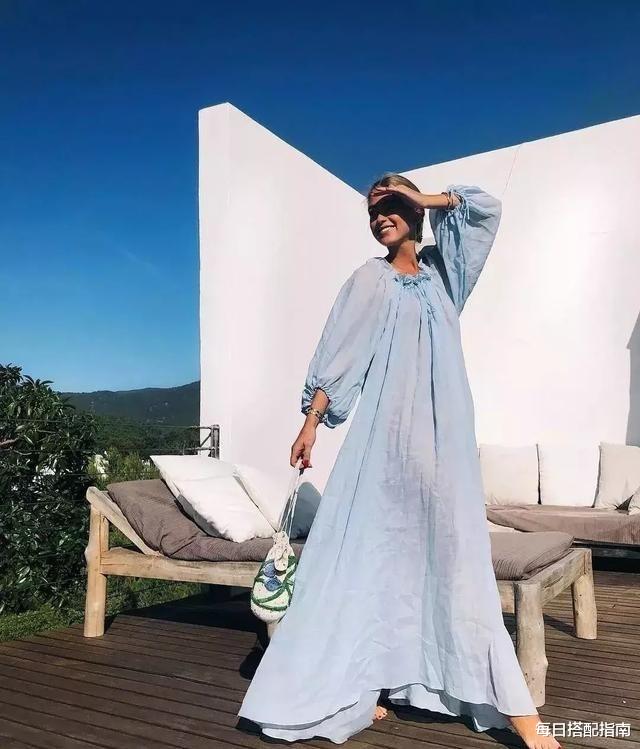 每日搭配指南|女人不管多少岁,夏天建议多穿这4种“显白色”,减龄又显气质
