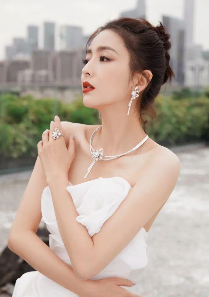 佟丽娅|佟丽娅穿着白色抹胸裙大秀香肩!魔鬼身材太性感妖娆