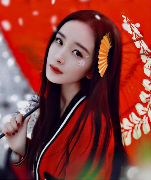 灵熙说珠宝|辣妈杨幂，身材一绝，少女感十足
