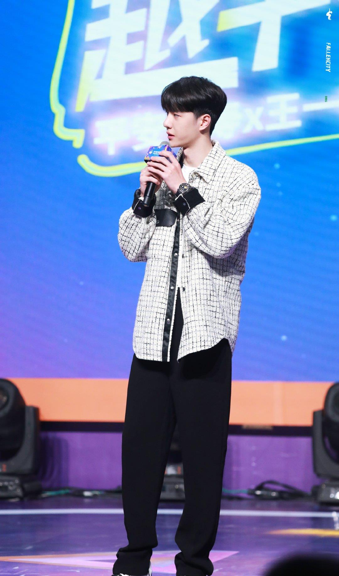 王一博|王一博白色软呢格子衫亮相，现场抽盲盒，却被问得一脸懵