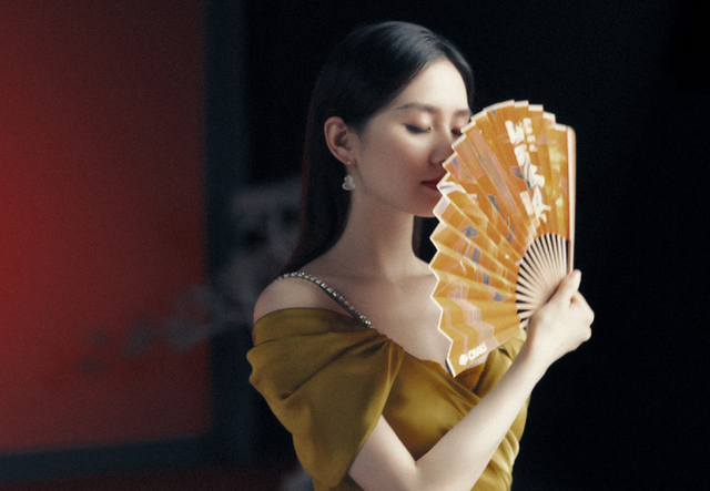 刘诗诗|刘诗诗穿短裙摆拍，交叉腿坐姿太优雅，小腿比例让人羡慕不已