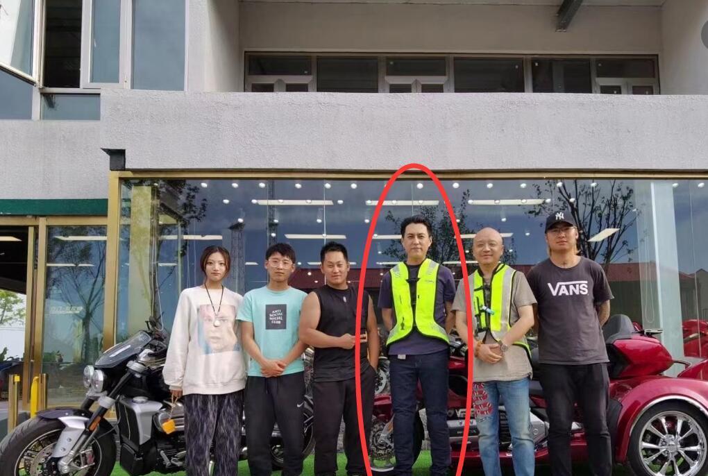 奶球妈咪聊|靳东时隔多年买摩托超开心,穿反光背心胖一圈,戴蝎子盔膀子好白