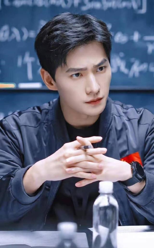 迪丽热巴|热巴和杨洋粉丝撕上热搜！明明是男方上综艺cue女方，热巴却被骂