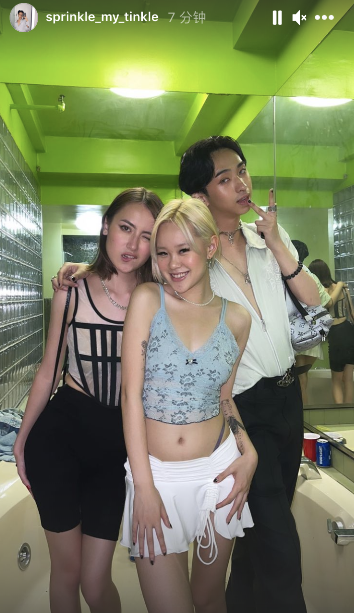 伊能静|伊能静儿子搂两个女生合影，戴两条项链画眼线，穿深v上衣美甲抢镜