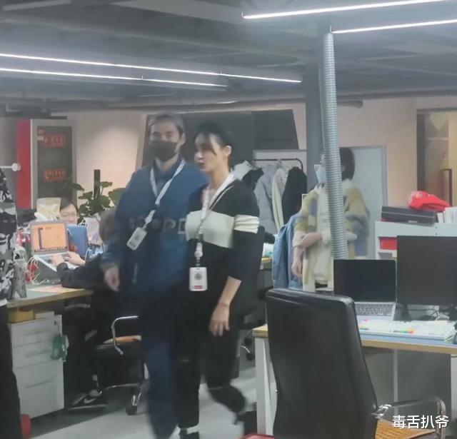 张歆艺|袁弘夫妇罕见合体，张歆艺身材纤细状态好，男方贴心陪伴撒狗粮