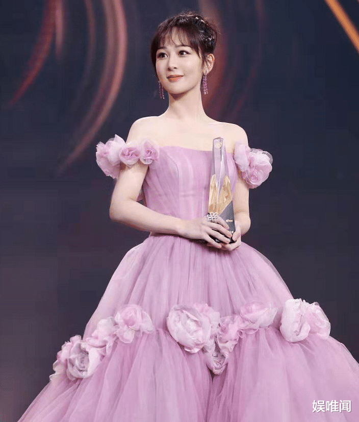 刘露|肖战张一山负责提裙子，李现帮忙领奖杯，杨紫的异性缘真是太好了