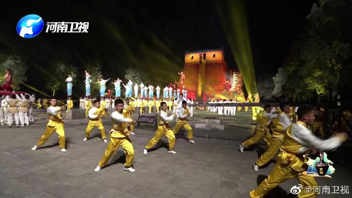 电和影 河南卫视元宵奇妙夜再次出圈！实景拍摄审美在线，串场太绝了