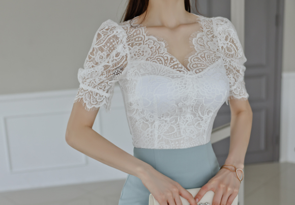 壹品穿搭|女神孙允珠的时尚搭配:冰淇淋梦幻炫蓝暮春花雕衣裙