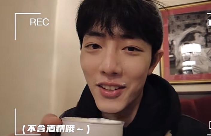 肖战|肖战“元旦”前晒自己喝酒视频！嘴巴上都是泡沫，喝得太多还打嗝