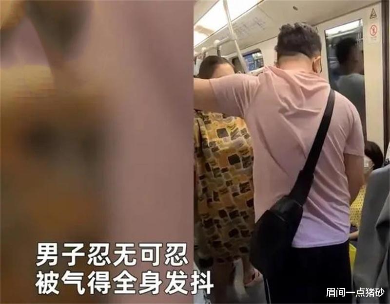 上海地铁2女子口角而动粗,粉衣女子一边高喊我是孕妇一边猛踹对方