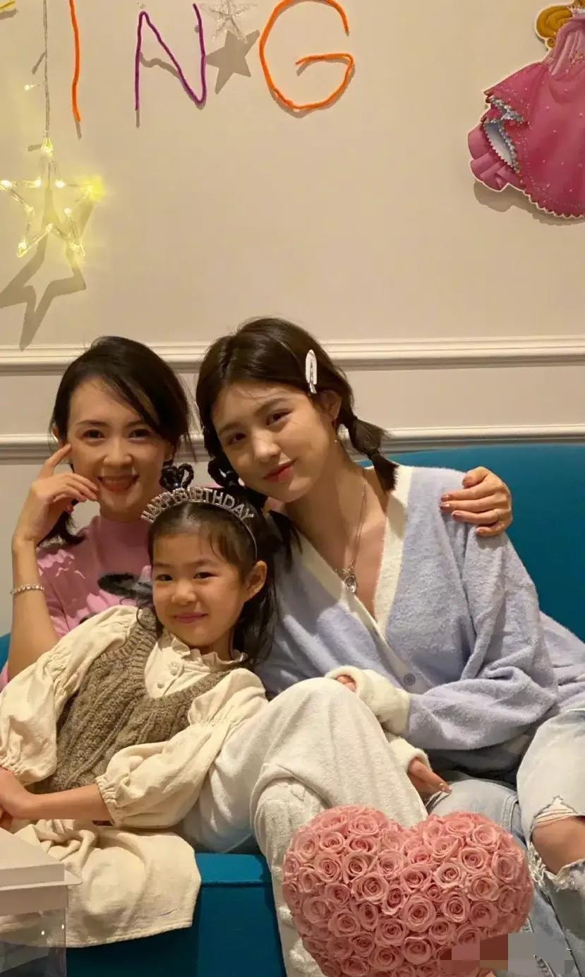 章子怡|章子怡晒合影被大女儿碾压，满脸胶原蛋白确实漂亮，气质还清纯！