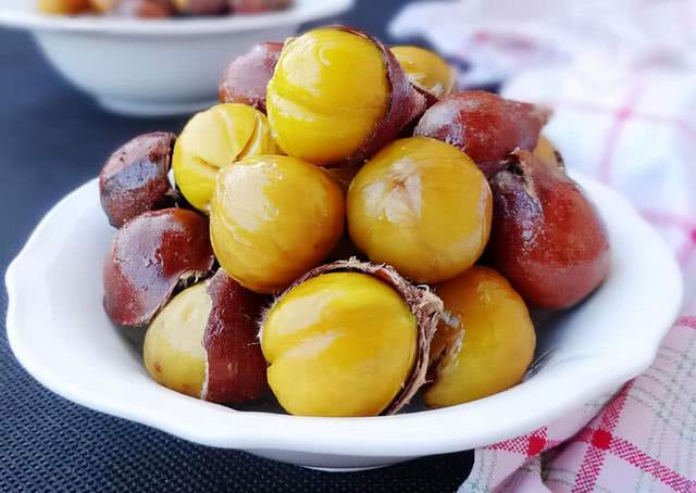 才知道，板栗去壳别用筷子和瓶盖了，教你一招，1秒3个太实用了