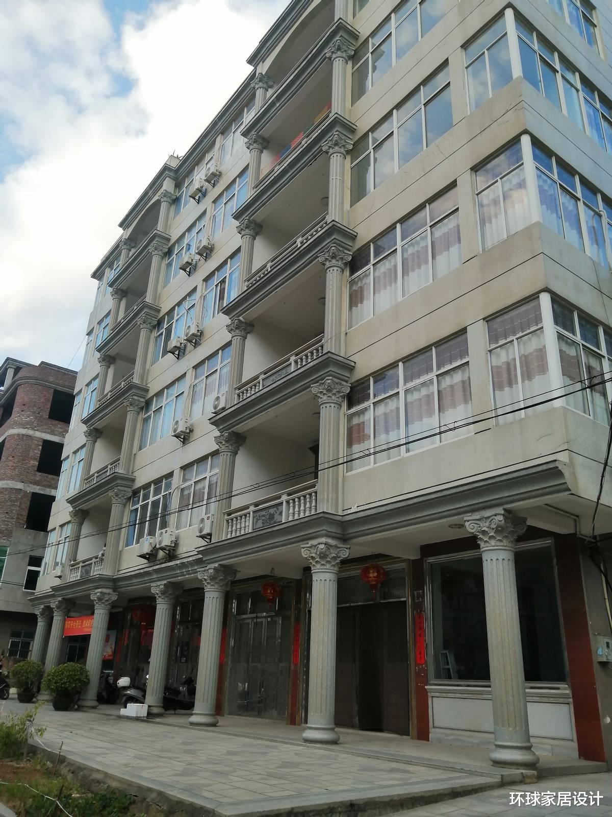 农村怪象：为何现在的自建房外墙不再贴瓷砖，而是选择喷真石漆？