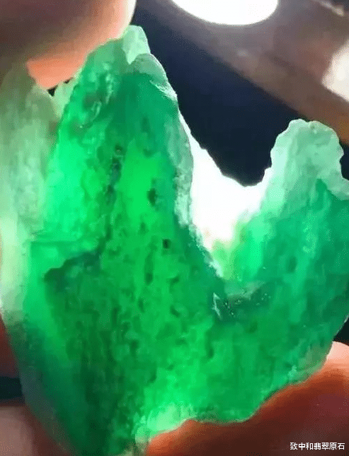 雕刻|扔鱼缸都碍事的原石,雕刻师却将其变废为宝,是我孤陋寡闻了!