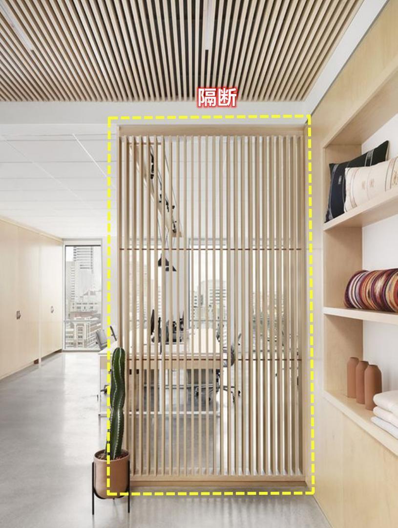 光羡慕别人家院子可不行，攒一堆木条，搭廊架做院墙，格外漂亮！