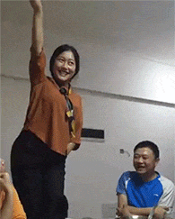 小秦星座|搞笑GIF：本来是个小狗狗，戴上面具变成小猫咪。