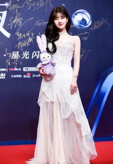关晓彤|星动之夜，关晓彤总算穿对，王一博蕾丝辣眼，赵丽颖艳压全场