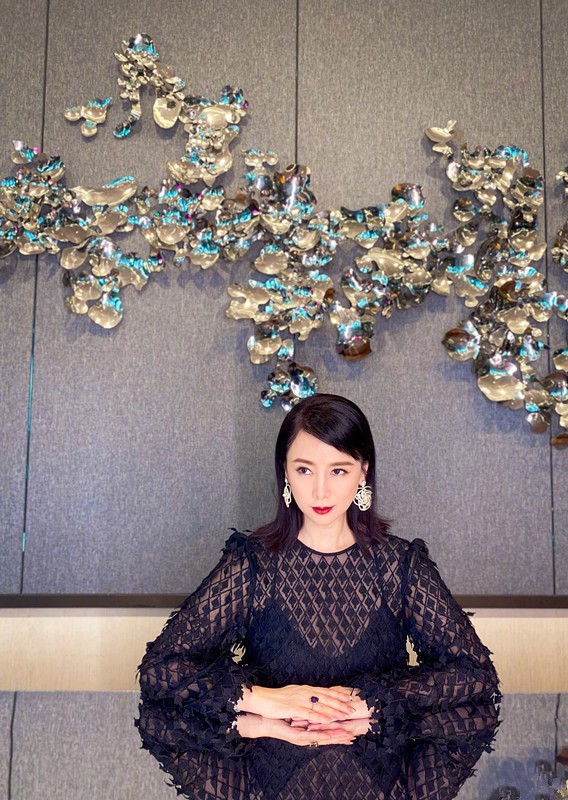 潮流新风 翁虹年逾知命风韵犹在，53岁肤白无皱纹，穿红色修身裙分外妖娆