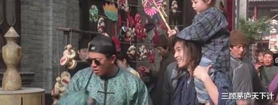 女孩|还记得周星驰的苏乞儿吗？骑在他头上的小女孩，如今红得一塌糊涂