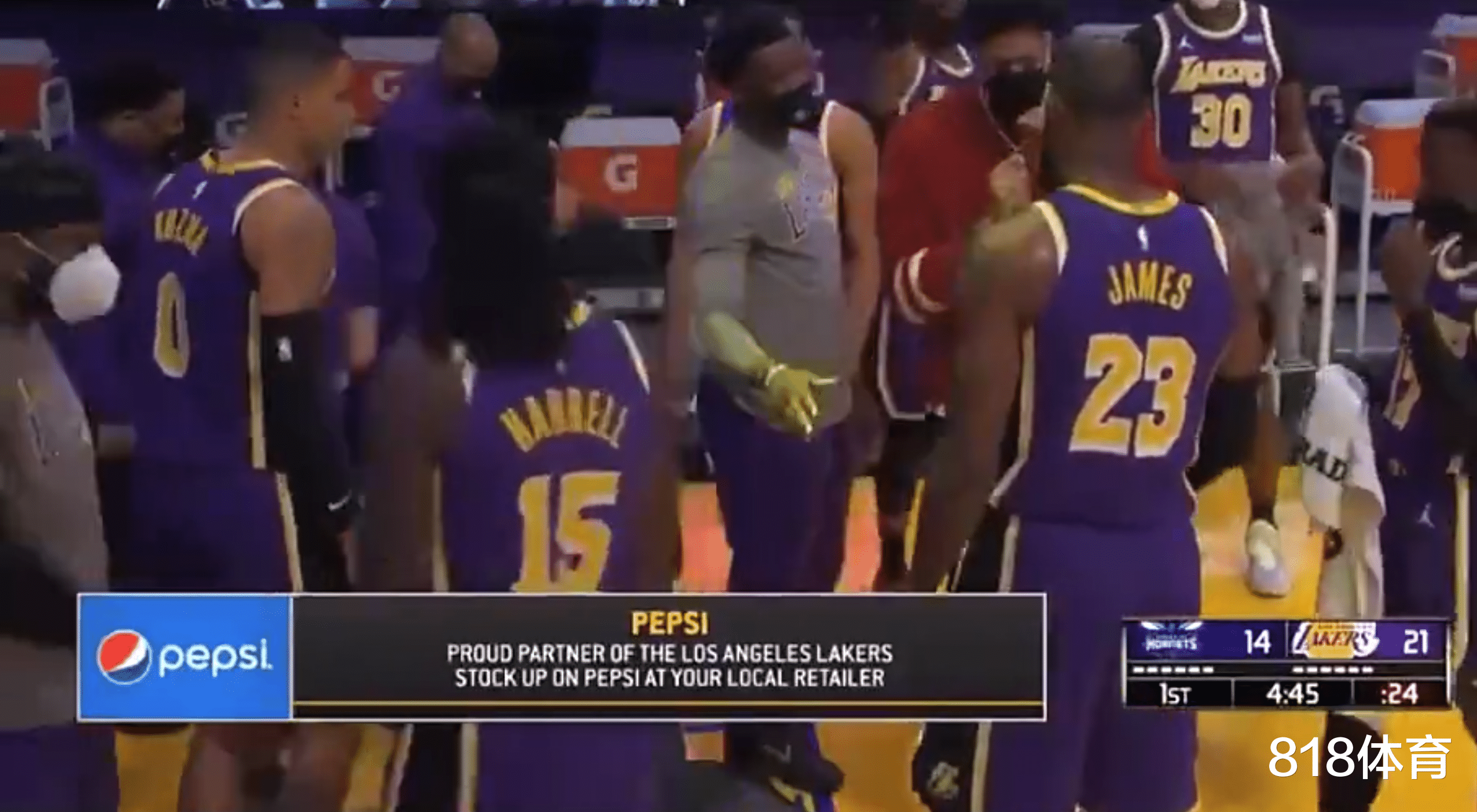 勒布朗·詹姆斯|大哥抽烟! 浓眉暂停给詹皇\卷烟\, 老詹抽一口递给大莫, 大莫接着抽