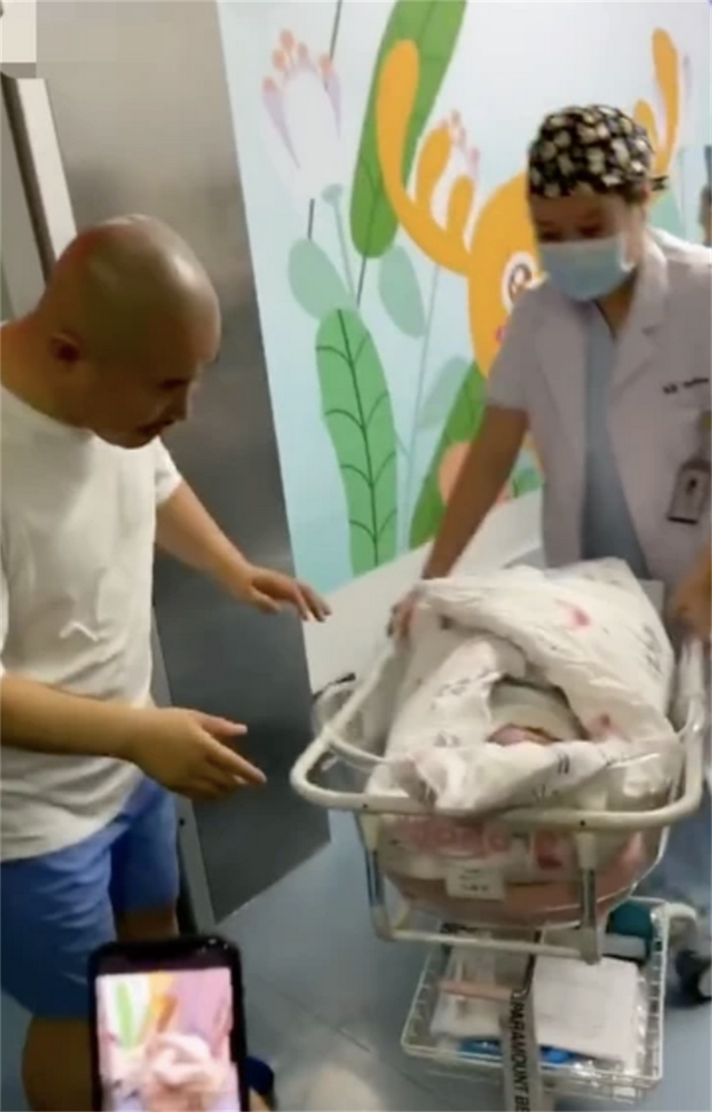 黑蝠鲼|52岁刘能当爷爷，抱着孩子感动落泪，前妻罕见现身