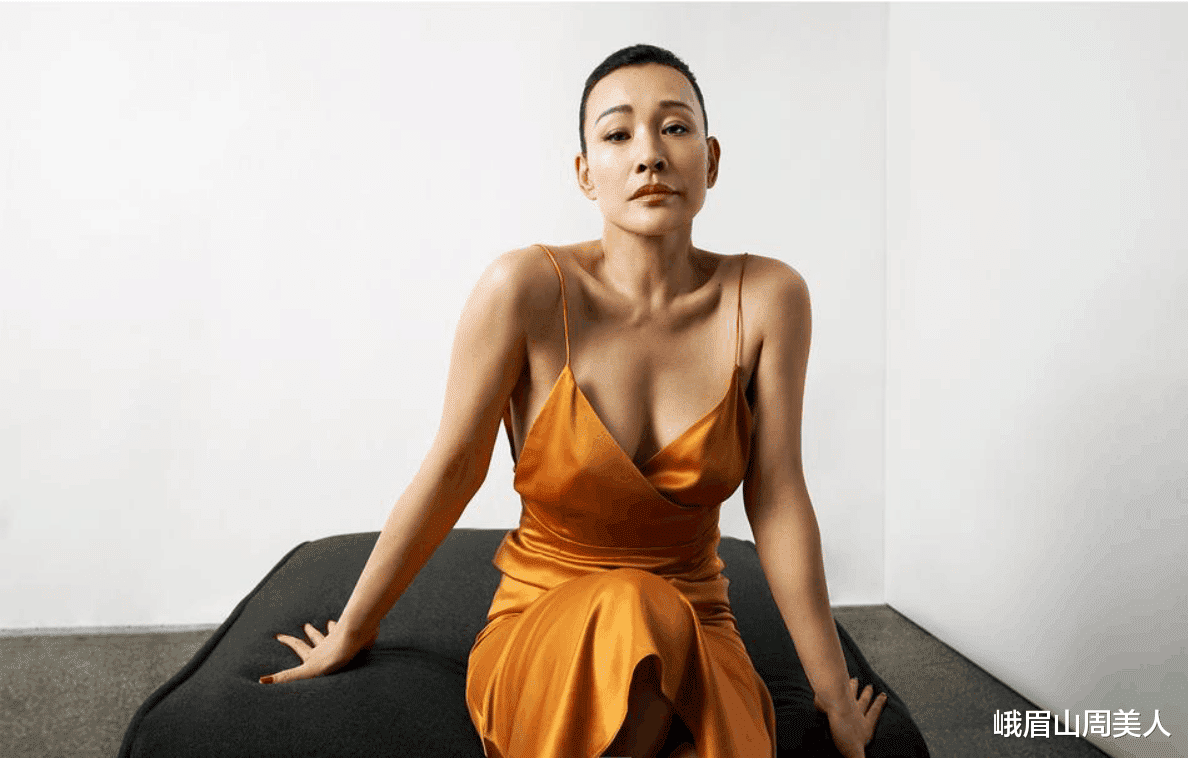 吊带裙 58岁陈冲这身材好得不真实，穿深V吊带裙拍大片，满满的高级感