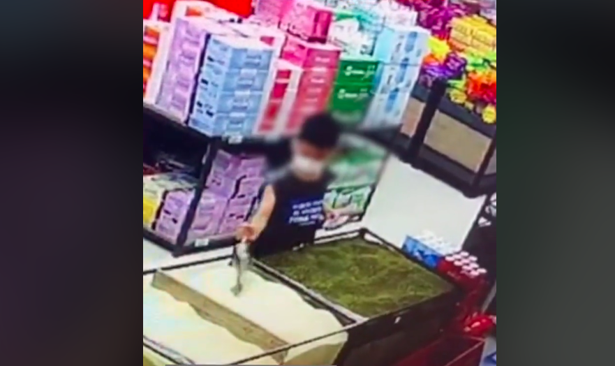 大米 孩子把超市绿豆放进大米箱，父亲道歉后用漏勺过滤，引发网友热议