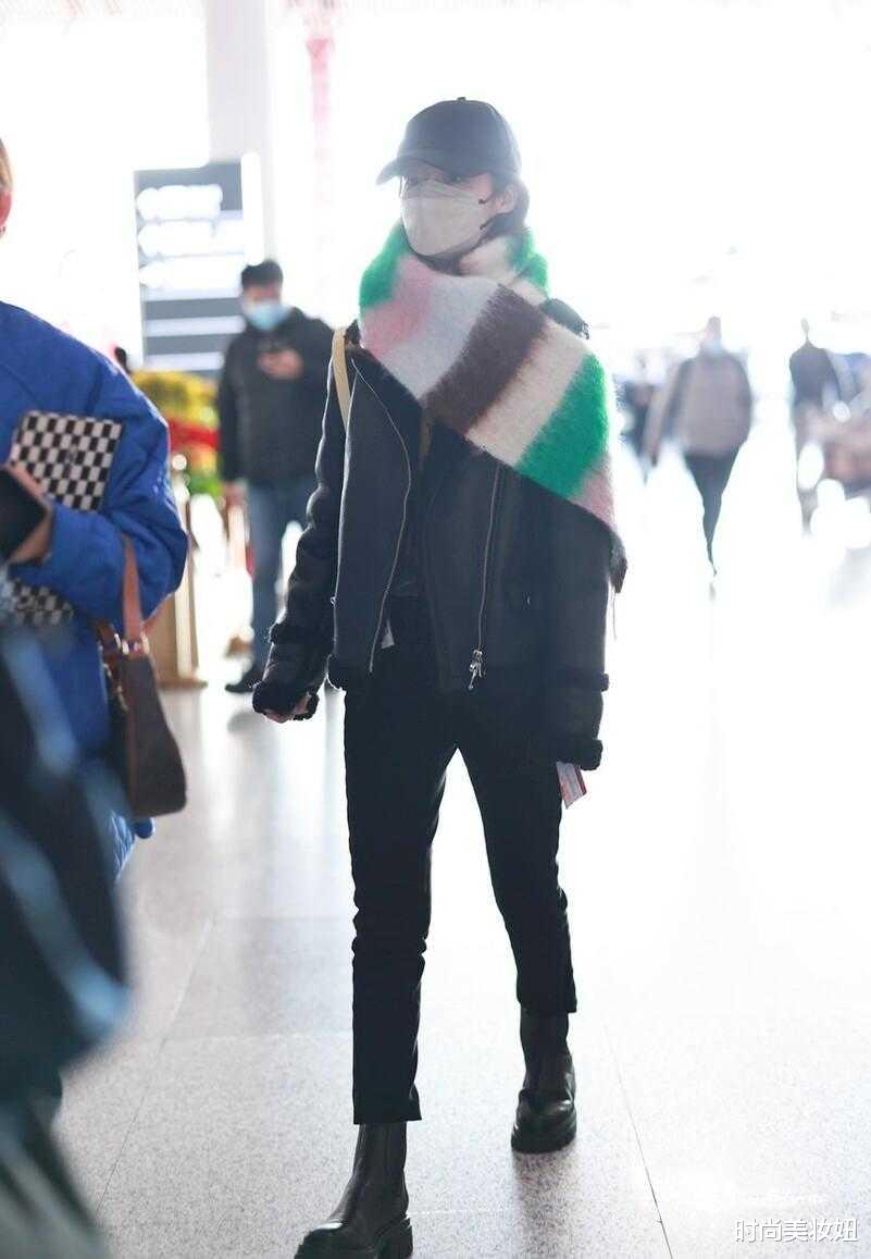 李沁|李沁真是搭配“高手”，穿皮毛一体外套配彩色围巾，洋气又高级
