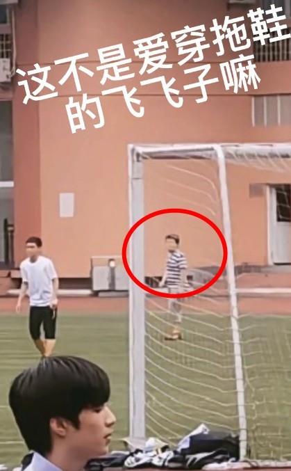 |李飞亮相时代少年团拍摄现场，穿拖鞋走在人群中，比明星耀眼