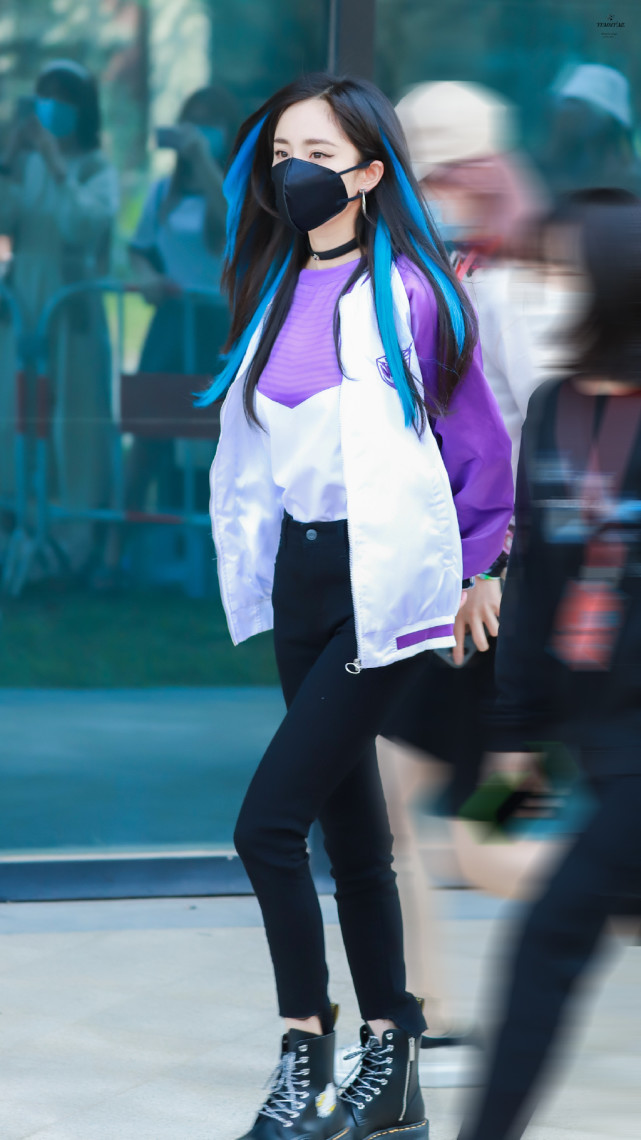 配音|杨幂录《你我皆王者》路透曝光,蓝色挑染配张扬眼线,被赞气场两米八