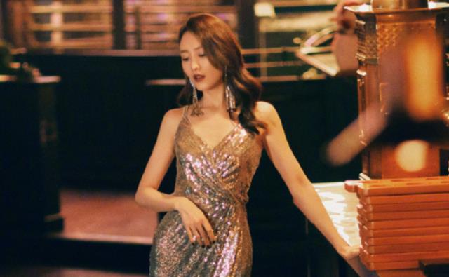 王鸥|王鸥罕见素颜现身拍摄，粉丝却被她床边的东西吸引，你可是女明星