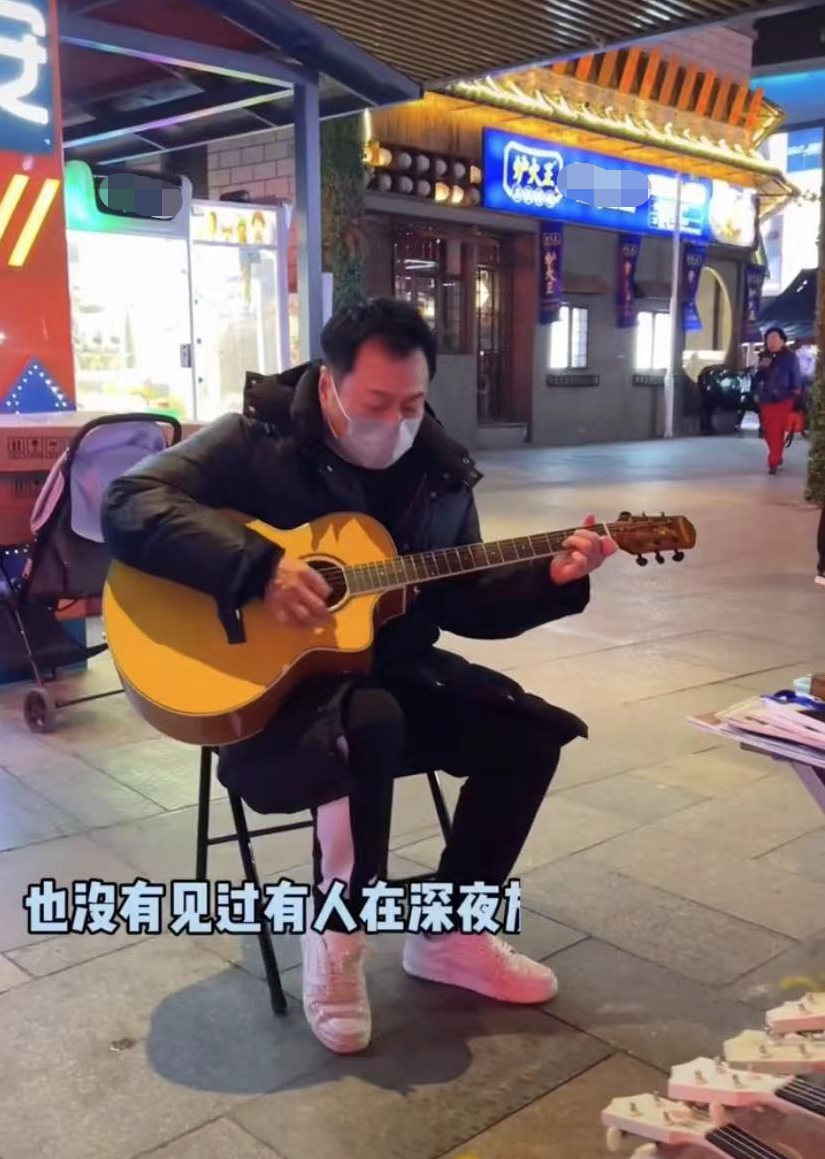 黎耀祥|57岁港星现身内地摆地摊，街边弹唱无人捧场，独坐廉价板凳接地气